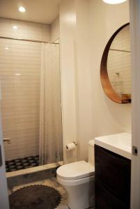 La salle de bains est pourvue d'une douche, de toilettes et d'un lavabo. dans l'établissement Trendy Studio in Prime South Philly Neighborhood, à Philadelphie