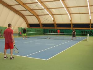 Tenis alebo squash v ubytovaní Sport Art Centrum alebo jeho okolí