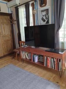 uma sala de estar com uma televisão de ecrã plano num centro de entretenimento em Къща за гости Георги Божилов - Слона em Plovdiv
