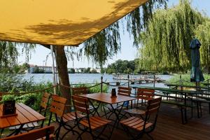 Výhled na řeku, která protéká v blízkosti hotelu