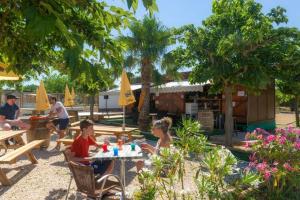 ポール・ラ・ヌーヴェルにあるMobil home 4 à 6 personnes - camping NOVELA HOMAIRの砂の上の座席