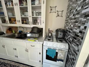 a kitchen with a stove and a sink at 5 Minutes walk to VCU in Richmond