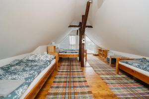 Habitación en el ático con 3 camas y alfombra en DREVENICA en Hrabušice