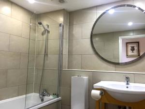 A bathroom at The Allesley Hotel 