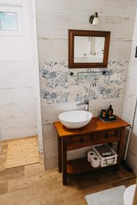 ein Bad mit einem Waschbecken und einem Spiegel in der Unterkunft DREVENICA in Hrabušice