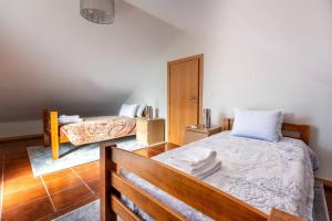 1 Schlafzimmer mit 2 Betten in einem Zimmer in der Unterkunft Casa da Varanda in Carralcova