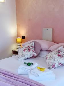 1 dormitorio con 1 cama con toallas y 1 lámpara en Raggio di Luna, en Manarola