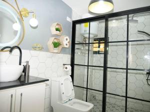 Kupatilo u objektu Meublé chic à Ahala avec groupe électrogène