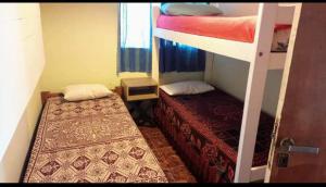 Poschodová posteľ alebo postele v izbe v ubytovaní Casa grande, alquiler por día, Mar del Plata
