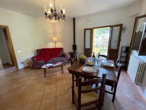 a dining room with a table and a couch at Agriturismo Podere le Tombe in Palaia