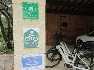 un par de bicicletas estacionadas frente a un edificio en Domaine du bois gîte Marion, en Galargues