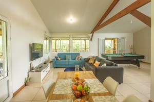 a living room with a couch and a table with fruit on it at Ti Kaz Bibass in La Plaine des Palmistes