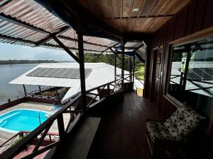 Blick auf ein Haus mit einem Pool in der Unterkunft Vista do Lago Jungle Lodge in Cajual