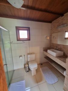 a bathroom with a toilet and a sink at Pousada Vilas di Espanha in Monte Verde +70 photos