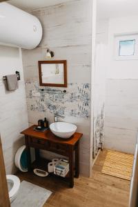 uma casa de banho com um lavatório e um espelho em DREVENICA em Hrabušice