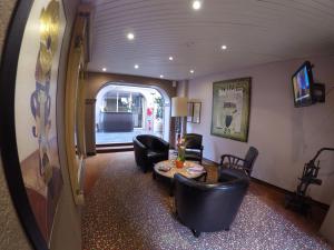 Gallery image of Noemys Gradignan - ex Cit'Hotel Le Chalet Lyrique in Gradignan
