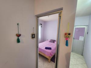 un reflejo en un espejo de un dormitorio con una cama en Casa Libélula, en Tehuacán