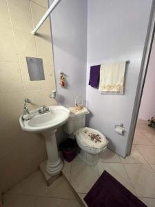 un baño blanco con lavabo e inodoro en Casa Libélula, en Tehuacán 63 fotos más