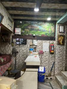 Pokój ze stołem i obrazem na ścianie w obiekcie Hotel Matushri Guest House w mieście Mathura