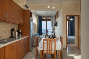 Η κουζίνα ή μικρή κουζίνα στο Kyma beach accommodation Poseidon apartment 6 guests
