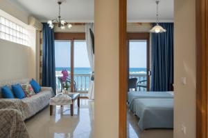 Ένα ή περισσότερα κρεβάτια σε δωμάτιο στο Kyma beach accommodation Poseidon apartment 6 guests