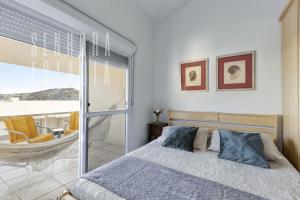 sypialnia z łóżkiem i widokiem na ocean w obiekcie Casa da Mole Vista Cond Fechado Paraíso WIFI 250mb w mieście Florianópolis