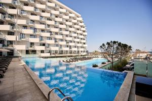 una piscina di fronte a un edificio di Sandy Breeze - Jacuzzi & Sauna Infinity Resort a Mamaia Nord - Năvodari