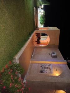 eine Aussicht auf ein Haus mit Auffahrt in der Unterkunft magnifique villa avec piscine in Dawwār al Frinine