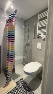 Hello Noordwijk - Zomerhuis Toekomststraat 8 في نوردفايك أن زي: حمام مع دش ومرحاض ومغسلة +9 صور