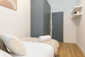 Habitación con 2 camas en una habitación con puerta en Free Parking | Free Wifi | Smart TV en Sketty