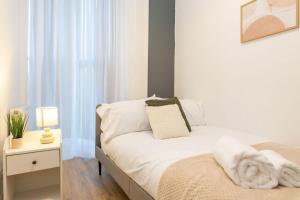 1 dormitorio con 1 cama y mesita de noche con lámpara en Free Parking | Free Wifi | Smart TV en Sketty