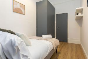1 dormitorio con cama blanca y puerta negra en Free Parking | Free Wifi | Smart TV en Sketty