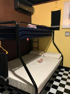 Junzi في Ceiba: سرير بطابقين في غرفة مع أرضية متقنة