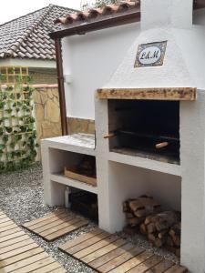 un horno de pizza al aire libre con una pila de madera en Villa Cambrils Mar en Cambrils