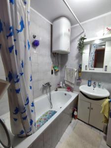 uma casa de banho com uma banheira e um lavatório em Čardak em Kneževac
