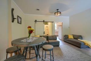 Χώρος καθιστικού στο Swaying Pines Cabin +31 φωτογραφίες