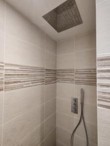 y baño con ducha con cabezal de ducha. en VIC SAINT CRISTOPHE, en Vic-sur-Aisne