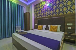 Tempat tidur dalam kamar di SPOT ON Hotel White Rose