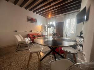a living room with a table and chairs and a couch at Charmante maison de ville in Bléneau