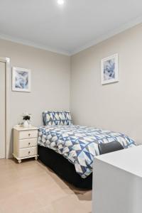 Postel nebo postele na pokoji v ubytování Contemporary Guest Suite With Free WiFi