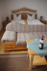 1 dormitorio con cama, sofá y mesa en Ferienwohnung Karwendelblick, en Mittenwald