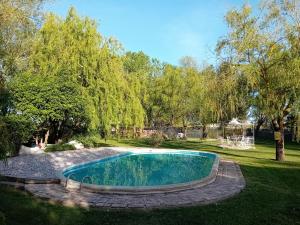 una piscina en medio de un patio en Antico Casale dei Sogni agriturismo en Lugo