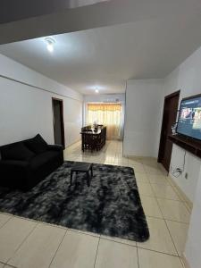 uma sala de estar com um sofá e uma mesa em Departamento completo en edificio Camilo Recalde 477 em Ciudad del Este