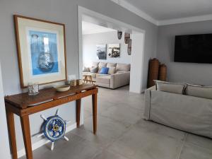 法馬拉的住宿－Casa Manrique，客厅配有桌子和沙发