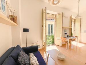 un soggiorno con divano e tavolo di Plz de la Merced Apartamentos Solera by Life in Malaga a Málaga