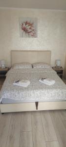 łóżko z dwoma poduszkami w sypialni w obiekcie Apartment Sleep'n Drive w Belgradzie