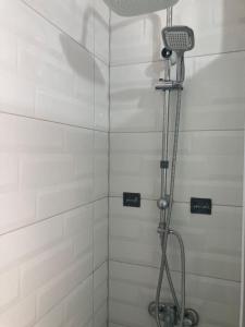 uma casa de banho com uma cabeça de chuveiro em centre suites em Istambul
