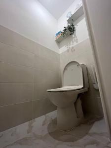 ein Bad mit WC und Deckel in der Unterkunft Cosy appartement - Evry in Évry-les-Châteaux