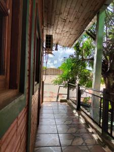 un porche de un edificio con vistas al agua en Alojamiento Familiar Alternativo Daniel Oviedo en Puerto Iguazú