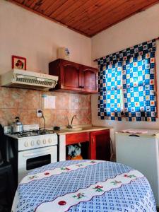 cocina con fogones y cama. en Alojamiento Familiar Alternativo Daniel Oviedo en Puerto Iguazú